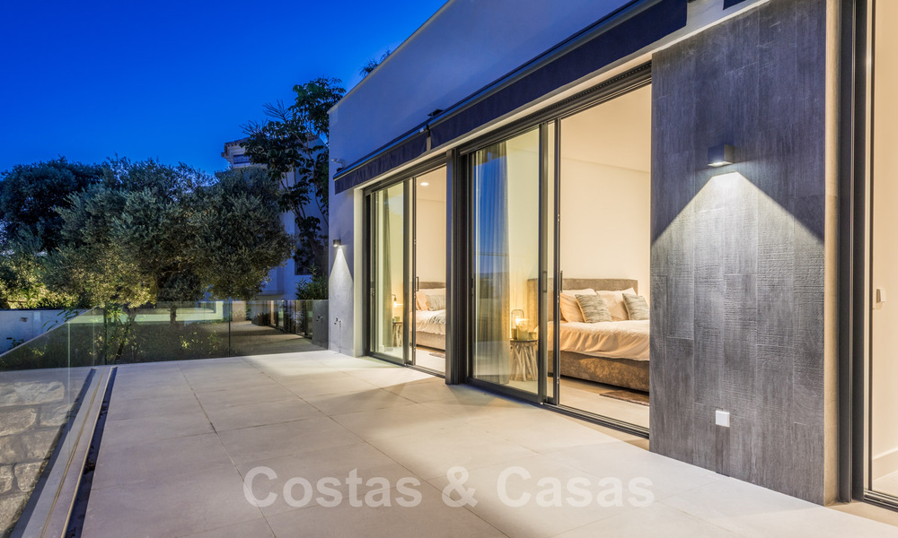 Fantástica villa contemporánea cerca de Golf con vistas al mar en Benahavis - Marbella 33970