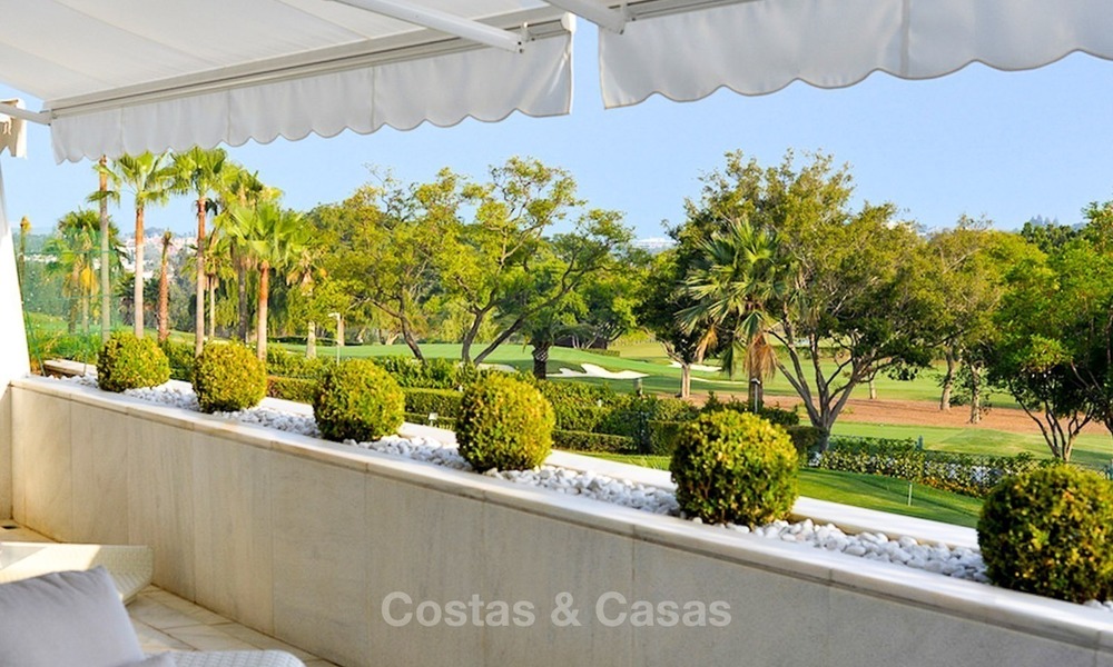 En primera línea de golf, moderno, espacioso y lujoso ático en venta en Nueva Andalucia - Marbella 2545
