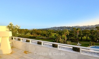 En primera línea de golf, moderno, espacioso y lujoso ático en venta en Nueva Andalucia - Marbella 2549 