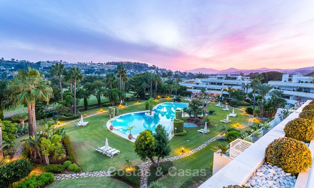 En primera línea de golf, moderno, espacioso y lujoso ático en venta en Nueva Andalucia - Marbella 2570