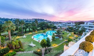 En primera línea de golf, moderno, espacioso y lujoso ático en venta en Nueva Andalucia - Marbella 2570 