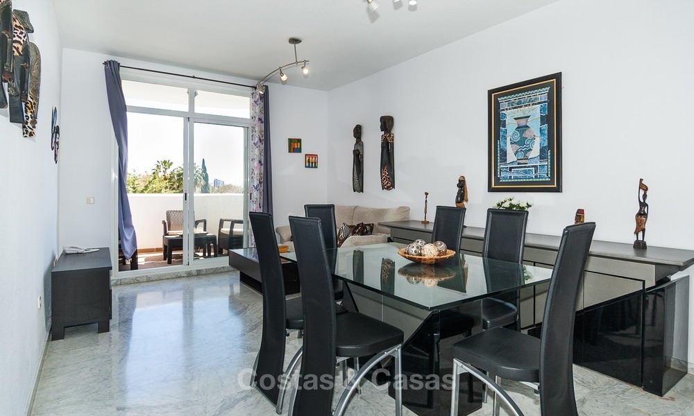 Apartamento con vistas al mar en venta en la Milla de Oro, a poca distancia de la playa y del centro de Marbella 2629