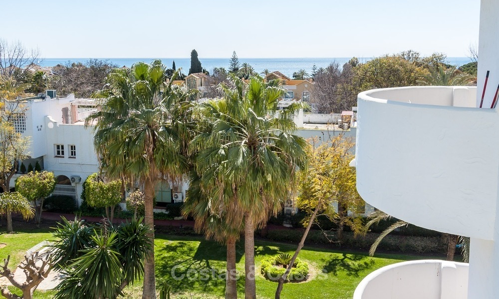 Apartamento con vistas al mar en venta en la Milla de Oro, a poca distancia de la playa y del centro de Marbella 2632