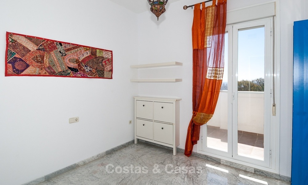 Apartamento con vistas al mar en venta en la Milla de Oro, a poca distancia de la playa y del centro de Marbella 2636
