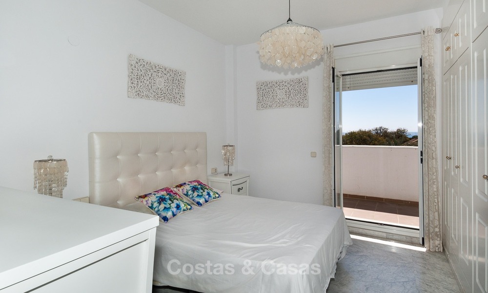 Apartamento con vistas al mar en venta en la Milla de Oro, a poca distancia de la playa y del centro de Marbella 2637
