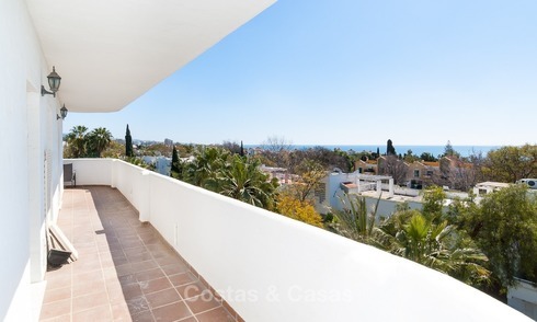 Apartamento con vistas al mar en venta en la Milla de Oro, a poca distancia de la playa y del centro de Marbella 2638