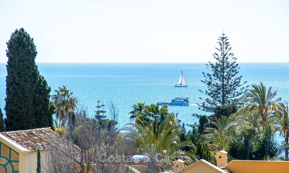 Apartamento con vistas al mar en venta en la Milla de Oro, a poca distancia de la playa y del centro de Marbella 2643