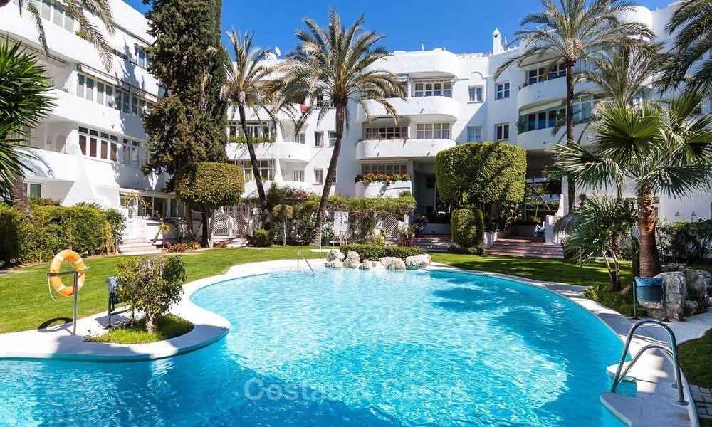 Apartamento con vistas al mar en venta en la Milla de Oro, a poca distancia de la playa y del centro de Marbella 2650