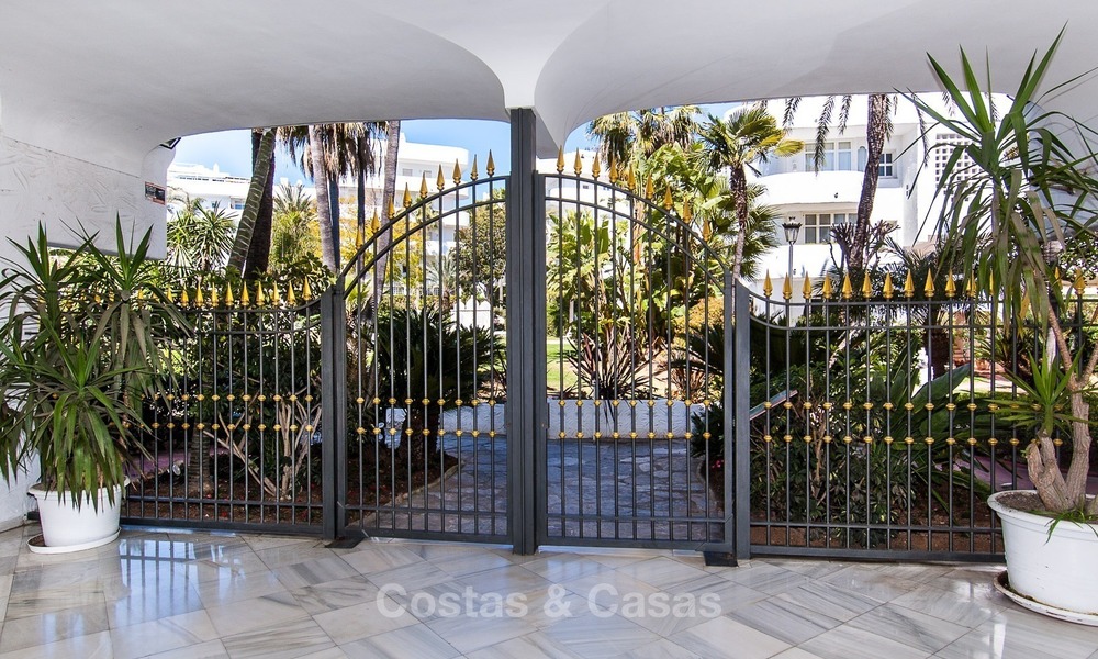 Apartamento con vistas al mar en venta en la Milla de Oro, a poca distancia de la playa y del centro de Marbella 2654