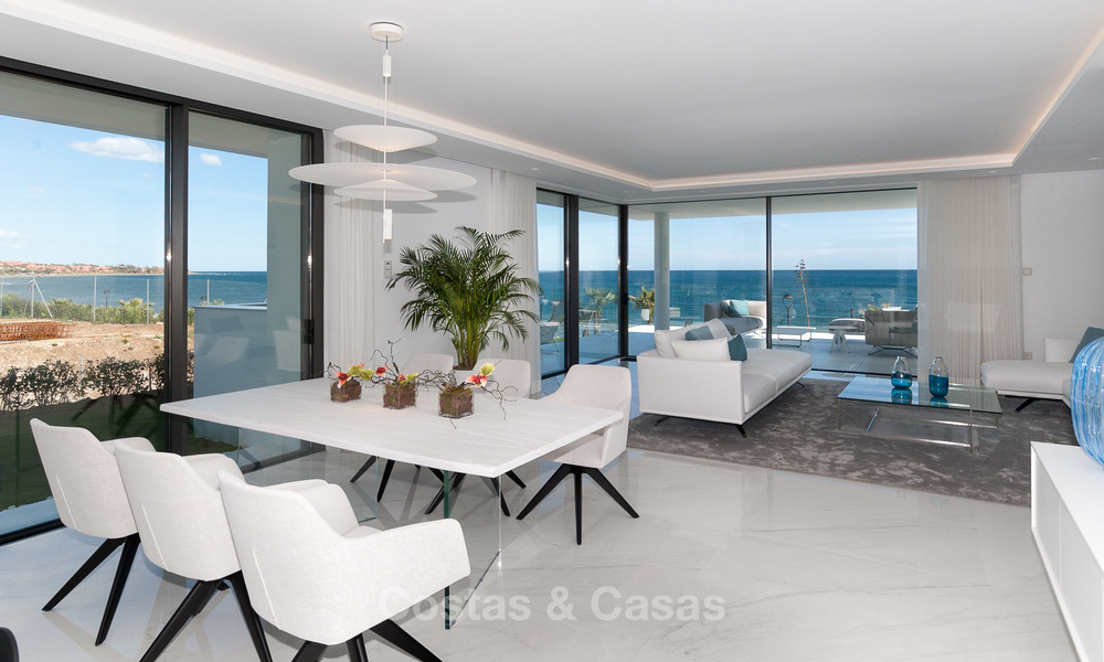 Exclusivos apartamentos nuevos y modernos en primera línea de playa en venta, Nueva Milla de Oro, Marbella - Estepona 3000