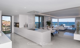 Exclusivos apartamentos nuevos y modernos en primera línea de playa en venta, Nueva Milla de Oro, Marbella - Estepona 3003 