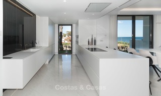 Exclusivos apartamentos nuevos y modernos en primera línea de playa en venta, Nueva Milla de Oro, Marbella - Estepona 3004 