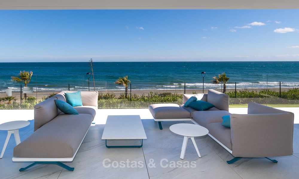 Exclusivos apartamentos nuevos y modernos en primera línea de playa en venta, Nueva Milla de Oro, Marbella - Estepona 3006