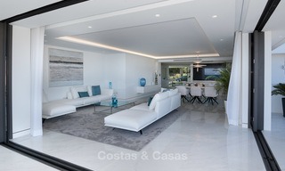 Exclusivos apartamentos nuevos y modernos en primera línea de playa en venta, Nueva Milla de Oro, Marbella - Estepona 3007 