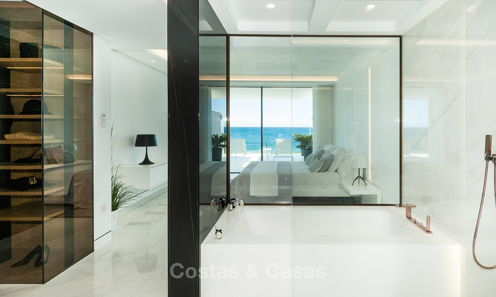 Exclusivos apartamentos nuevos y modernos en primera línea de playa en venta, Nueva Milla de Oro, Marbella - Estepona 3011