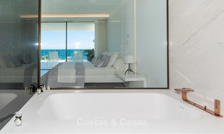 Exclusivos apartamentos nuevos y modernos en primera línea de playa en venta, Nueva Milla de Oro, Marbella - Estepona 3014 