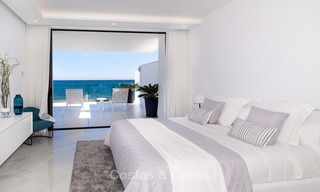 Exclusivos apartamentos nuevos y modernos en primera línea de playa en venta, Nueva Milla de Oro, Marbella - Estepona 3017 