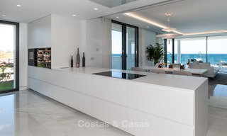 Exclusivos apartamentos nuevos y modernos en primera línea de playa en venta, Nueva Milla de Oro, Marbella - Estepona 3019 