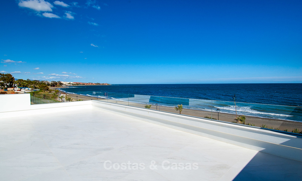 Exclusivos apartamentos nuevos y modernos en primera línea de playa en venta, Nueva Milla de Oro, Marbella - Estepona 3021