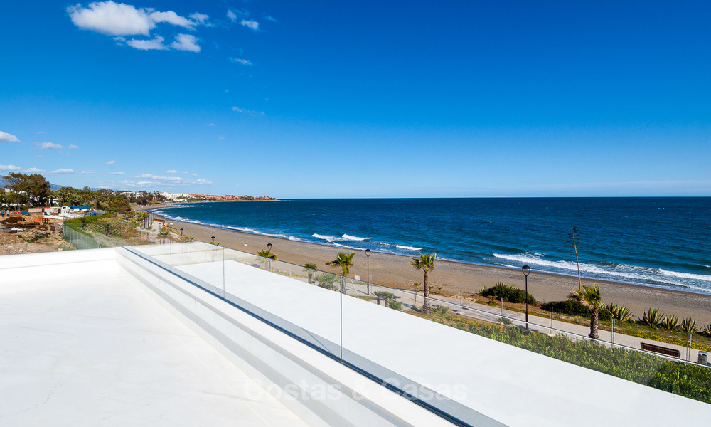Exclusivos apartamentos nuevos y modernos en primera línea de playa en venta, Nueva Milla de Oro, Marbella - Estepona 3022