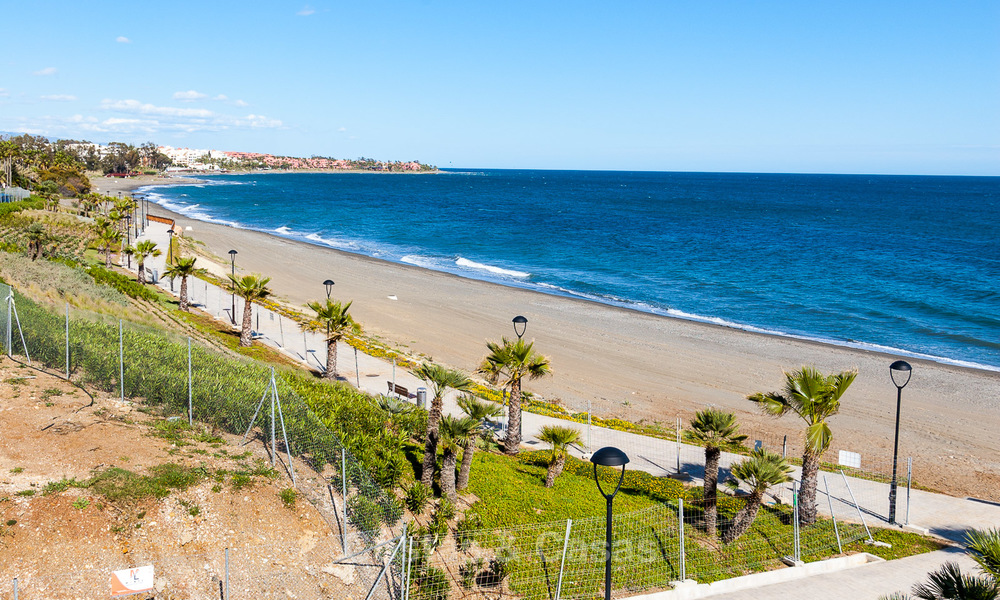Exclusivos apartamentos nuevos y modernos en primera línea de playa en venta, Nueva Milla de Oro, Marbella - Estepona 3023