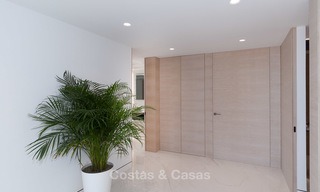 Exclusivos apartamentos nuevos y modernos en primera línea de playa en venta, Nueva Milla de Oro, Marbella - Estepona 3025 