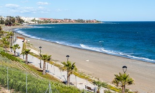 Exclusivos apartamentos nuevos y modernos en primera línea de playa en venta, Nueva Milla de Oro, Marbella - Estepona 3027 
