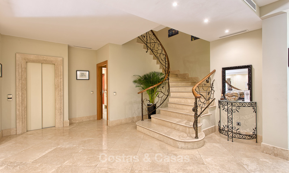 Villa de alta calidad, estilo clásico en venta en La Milla de Oro, Marbella. ¡Precio rebajado! 3120