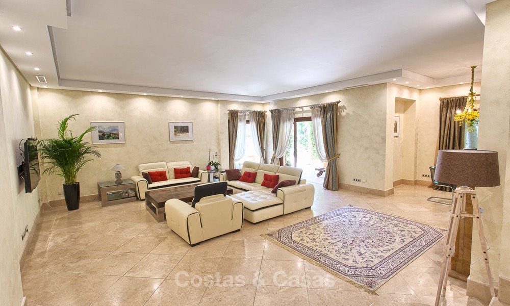 Villa de alta calidad, estilo clásico en venta en La Milla de Oro, Marbella. ¡Precio rebajado! 3124