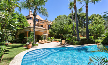 Villa de alta calidad, estilo clásico en venta en La Milla de Oro, Marbella. ¡Precio rebajado! 3142