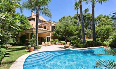 Villa de alta calidad, estilo clásico en venta en La Milla de Oro, Marbella. ¡Precio rebajado! 3142
