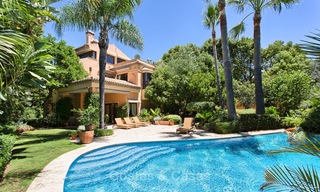Villa de alta calidad, estilo clásico en venta en La Milla de Oro, Marbella. ¡Precio rebajado! 3142 