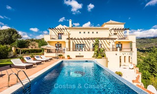Villa de estilo clásico con vistas al mar y a la montaña, situada en el exclusivo Country Club de Benahavis, Marbella 3156 