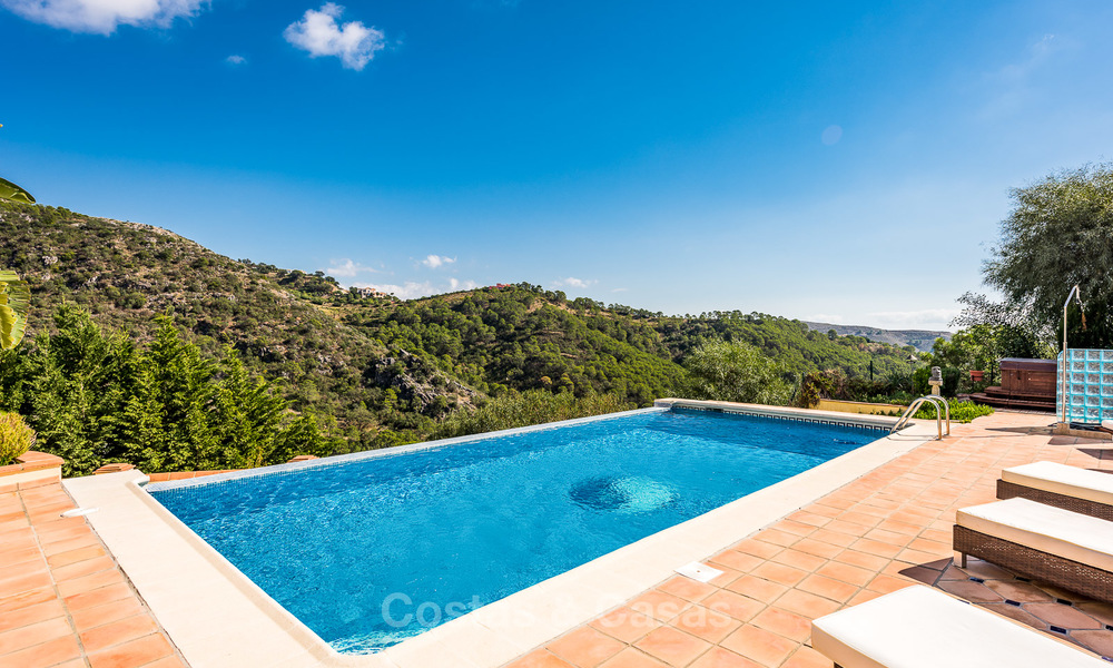 Villa de estilo clásico con vistas al mar y a la montaña, situada en el exclusivo Country Club de Benahavis, Marbella 3158