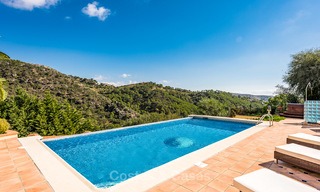 Villa de estilo clásico con vistas al mar y a la montaña, situada en el exclusivo Country Club de Benahavis, Marbella 3158 