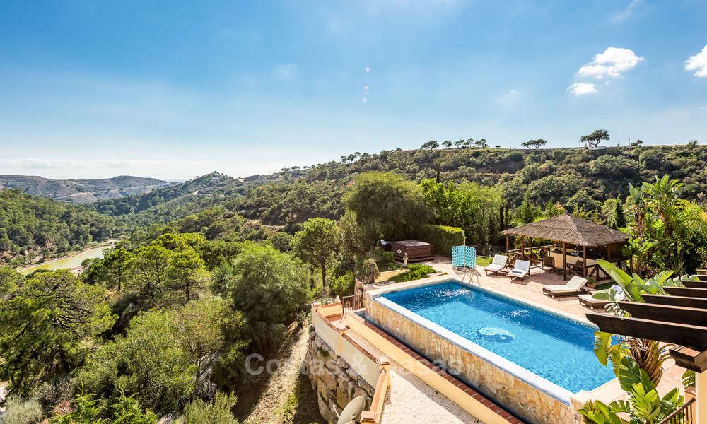 Villa de estilo clásico con vistas al mar y a la montaña, situada en el exclusivo Country Club de Benahavis, Marbella 3159