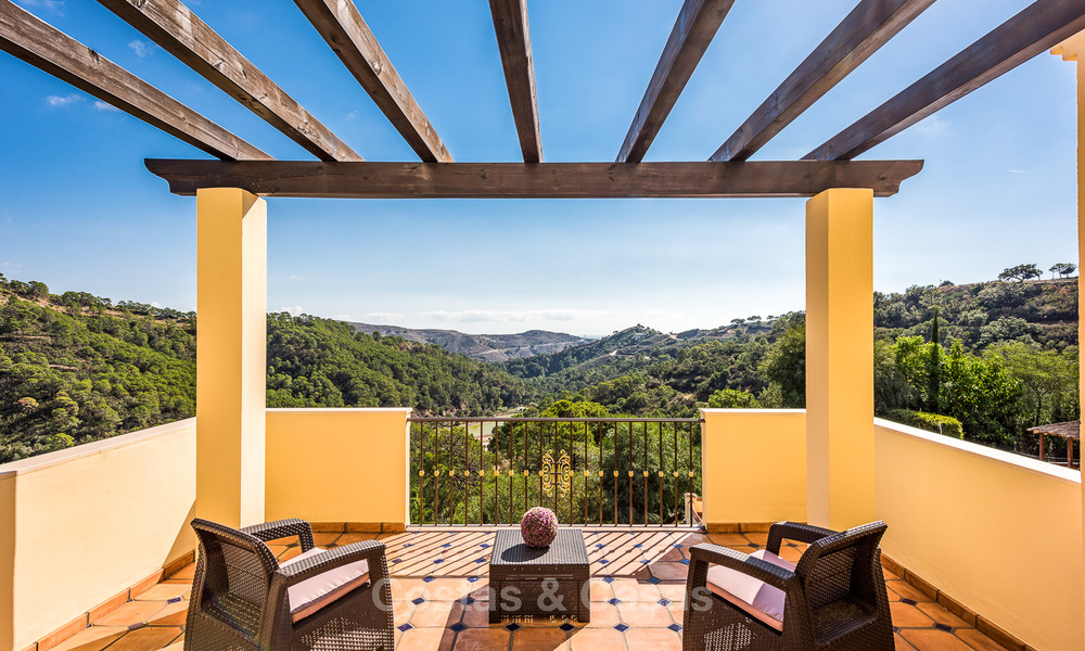 Villa de estilo clásico con vistas al mar y a la montaña, situada en el exclusivo Country Club de Benahavis, Marbella 3160
