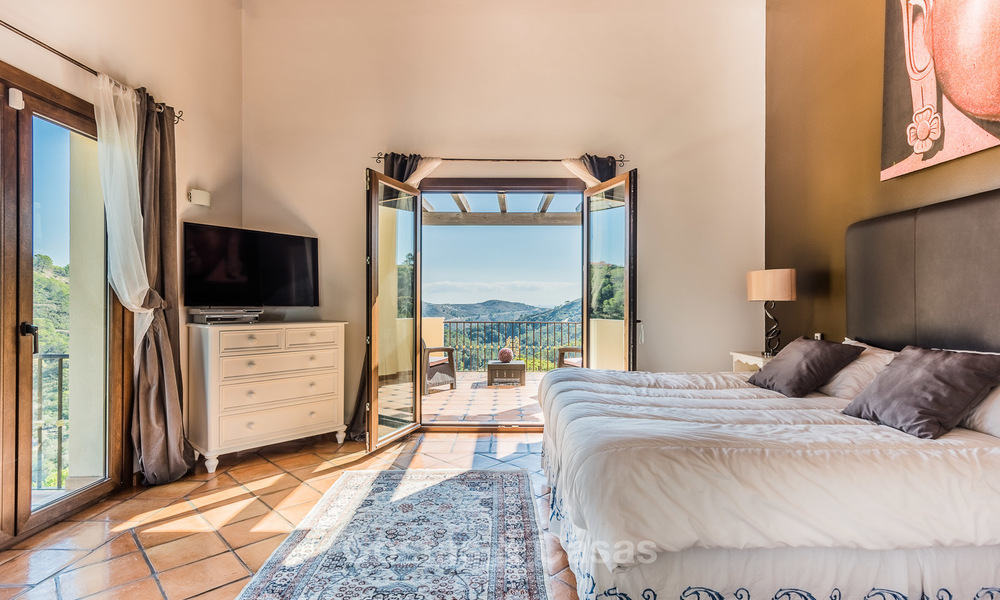 Villa de estilo clásico con vistas al mar y a la montaña, situada en el exclusivo Country Club de Benahavis, Marbella 3161