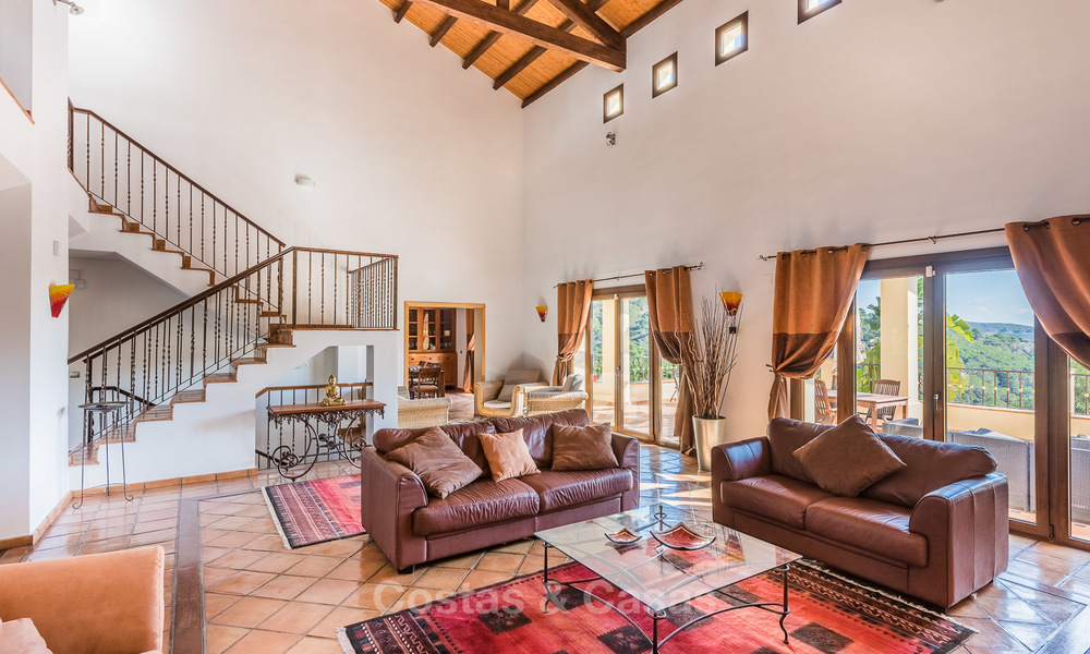 Villa de estilo clásico con vistas al mar y a la montaña, situada en el exclusivo Country Club de Benahavis, Marbella 3146