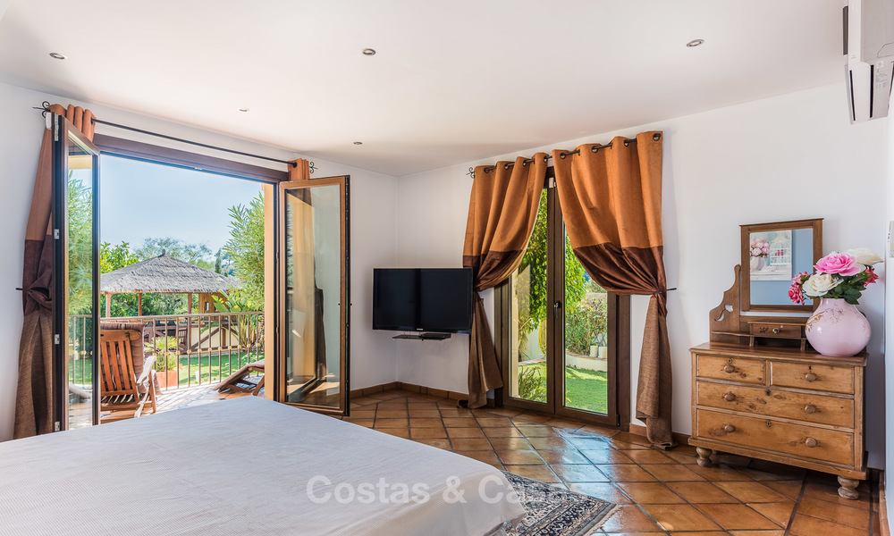 Villa de estilo clásico con vistas al mar y a la montaña, situada en el exclusivo Country Club de Benahavis, Marbella 3147