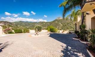 Villa de estilo clásico con vistas al mar y a la montaña, situada en el exclusivo Country Club de Benahavis, Marbella 3152 