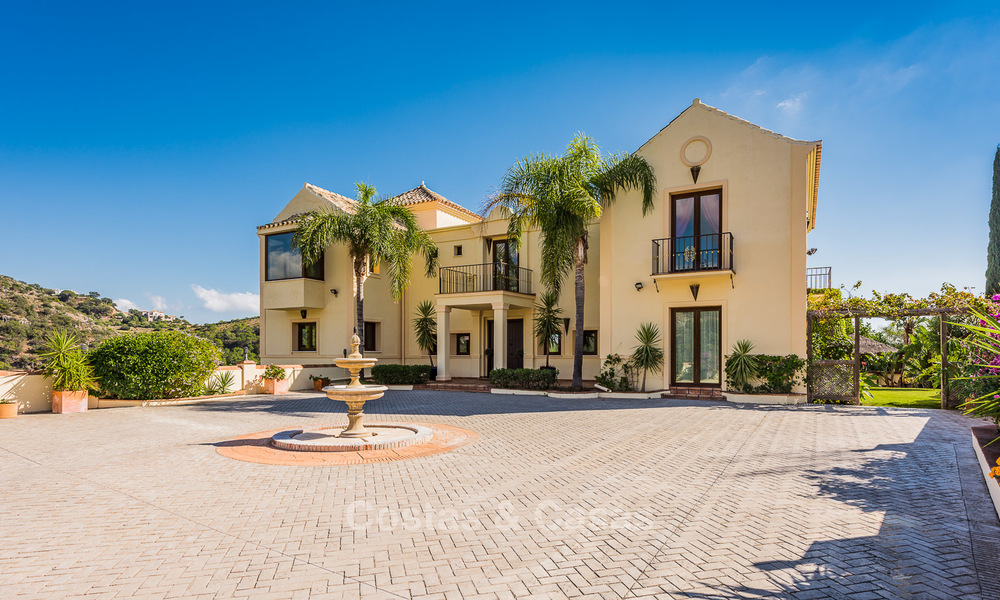 Villa de estilo clásico con vistas al mar y a la montaña, situada en el exclusivo Country Club de Benahavis, Marbella 3153