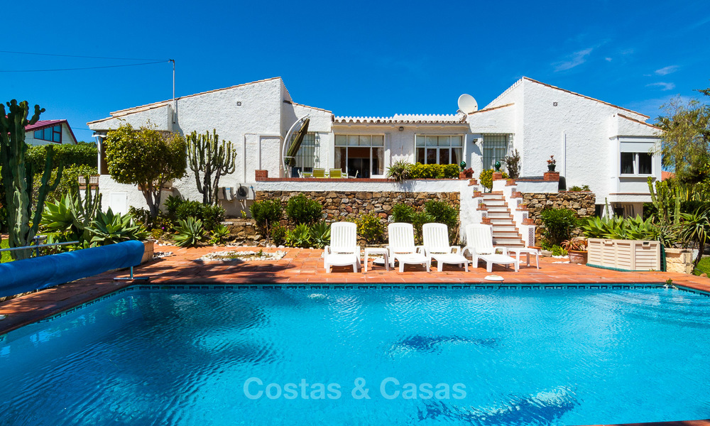Villa a renovar en venta en Estepona, Costa del Sol, con impresionantes vistas al mar y cerca de la playa 3195