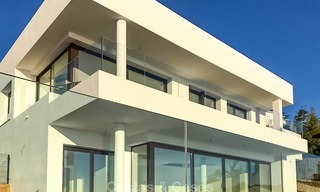 Villa moderna en venta con impresionantes vistas al mar, a 5 minutos a pie de la playa en Estepona 7908 
