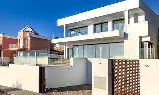 Villa moderna en venta con impresionantes vistas al mar, a 5 minutos a pie de la playa en Estepona 7909 