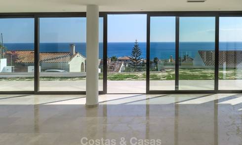 Villa moderna en venta con impresionantes vistas al mar, a 5 minutos a pie de la playa en Estepona 7911