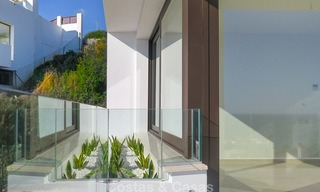 Villa moderna en venta con impresionantes vistas al mar, a 5 minutos a pie de la playa en Estepona 7914 
