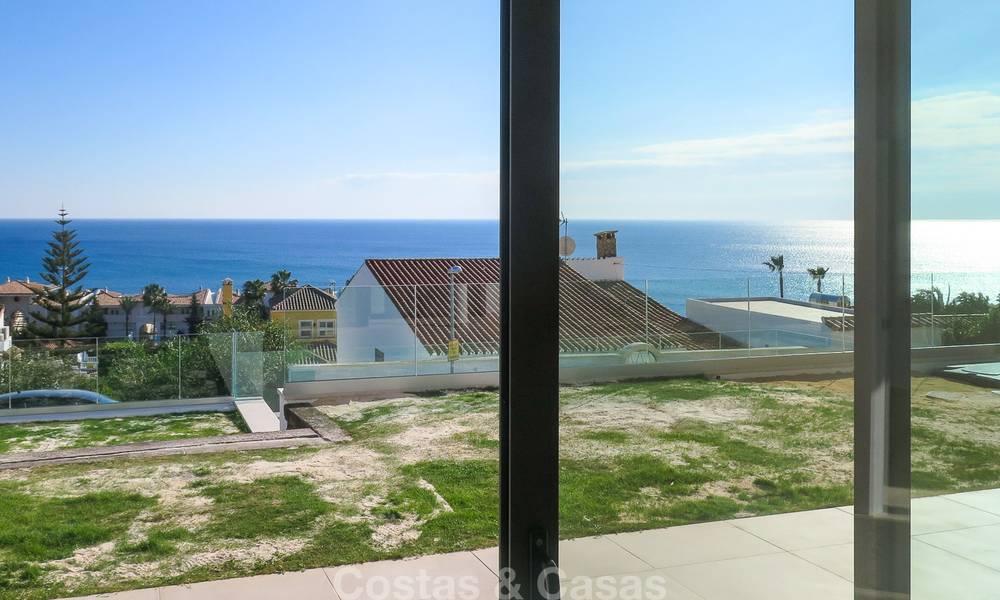 Villa moderna en venta con impresionantes vistas al mar, a 5 minutos a pie de la playa en Estepona 7917