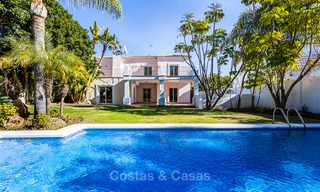 Villa en venta a un paso del campo de golf y del centro comercial en Guadalmina, Marbella 3232 