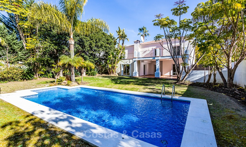 Villa en venta a un paso del campo de golf y del centro comercial en Guadalmina, Marbella 3233